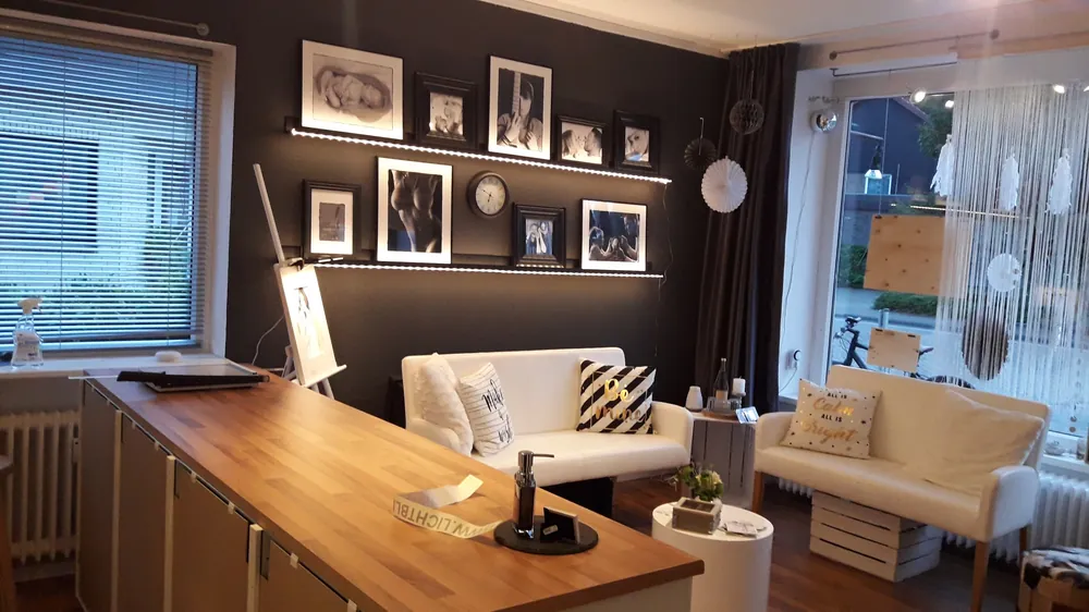 Blick auf die Bilderwand und das Schaufenster zur Straße