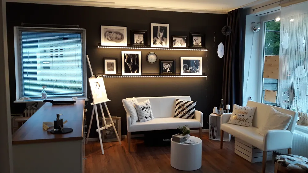 Sitzecke am Empfang mit Staffelei und Bilderwand