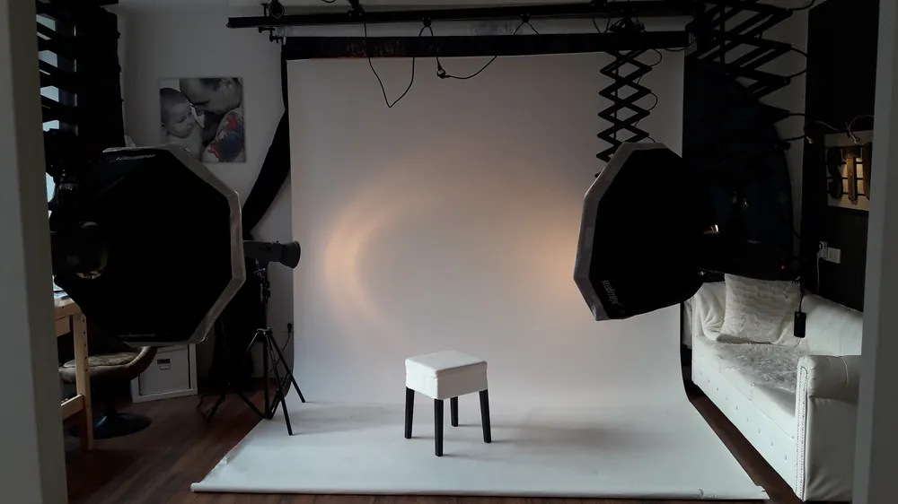 Studio mit weißem Hintergrund, Hocker und zwei großen Softboxen
