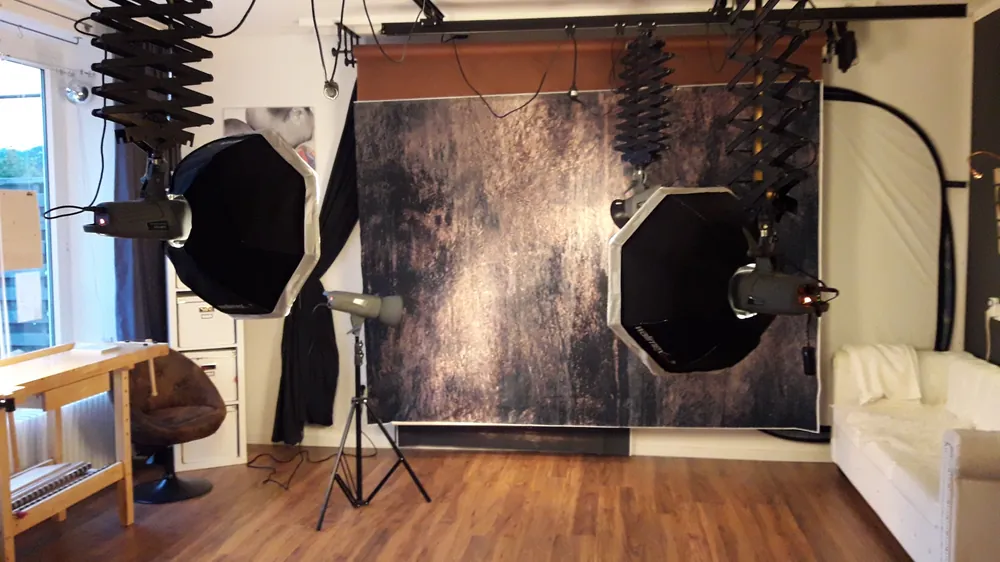 Studio mit dunklem Strukturhintergrund und Deckenschienensystem