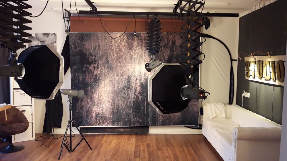 Blick durch das Studio auf Hintergrund und Beleuchtung