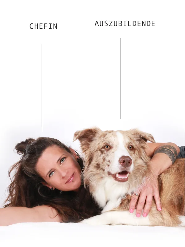 Tina Leupolt liegt neben ihrem Australian Shepherd — beschriftet mit „Chefin“ und „Auszubildende“.